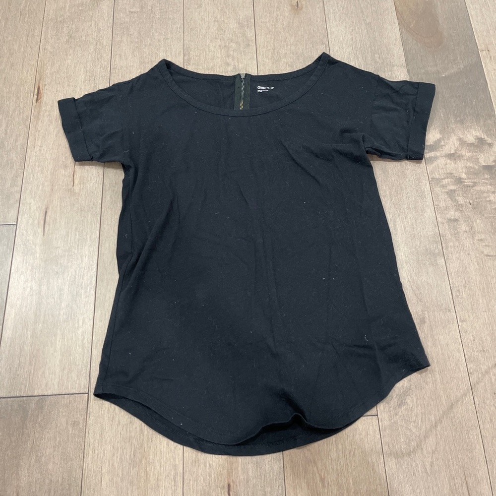 Gap SS tee with button